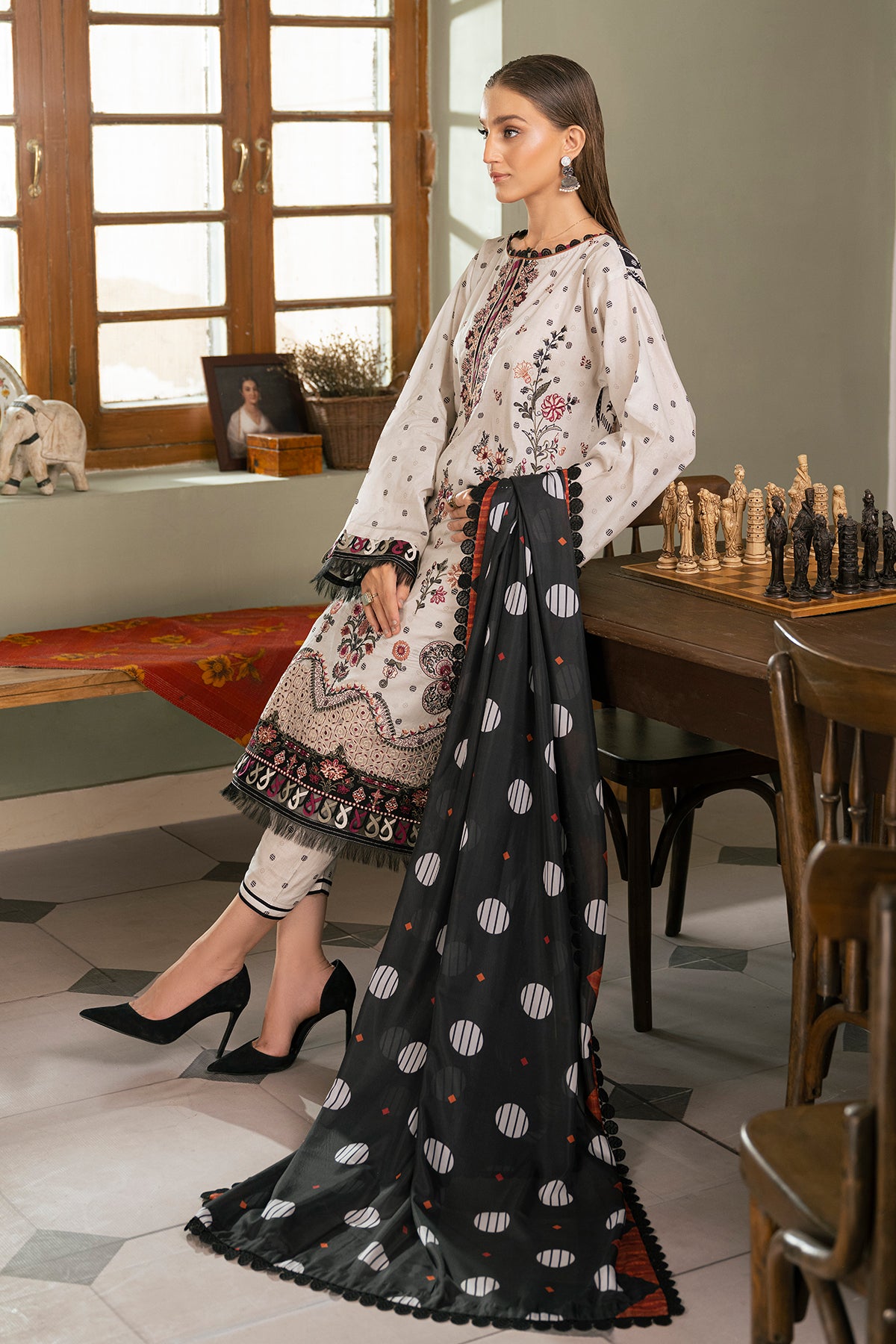 EMBROIDERED LAWN UF-396
