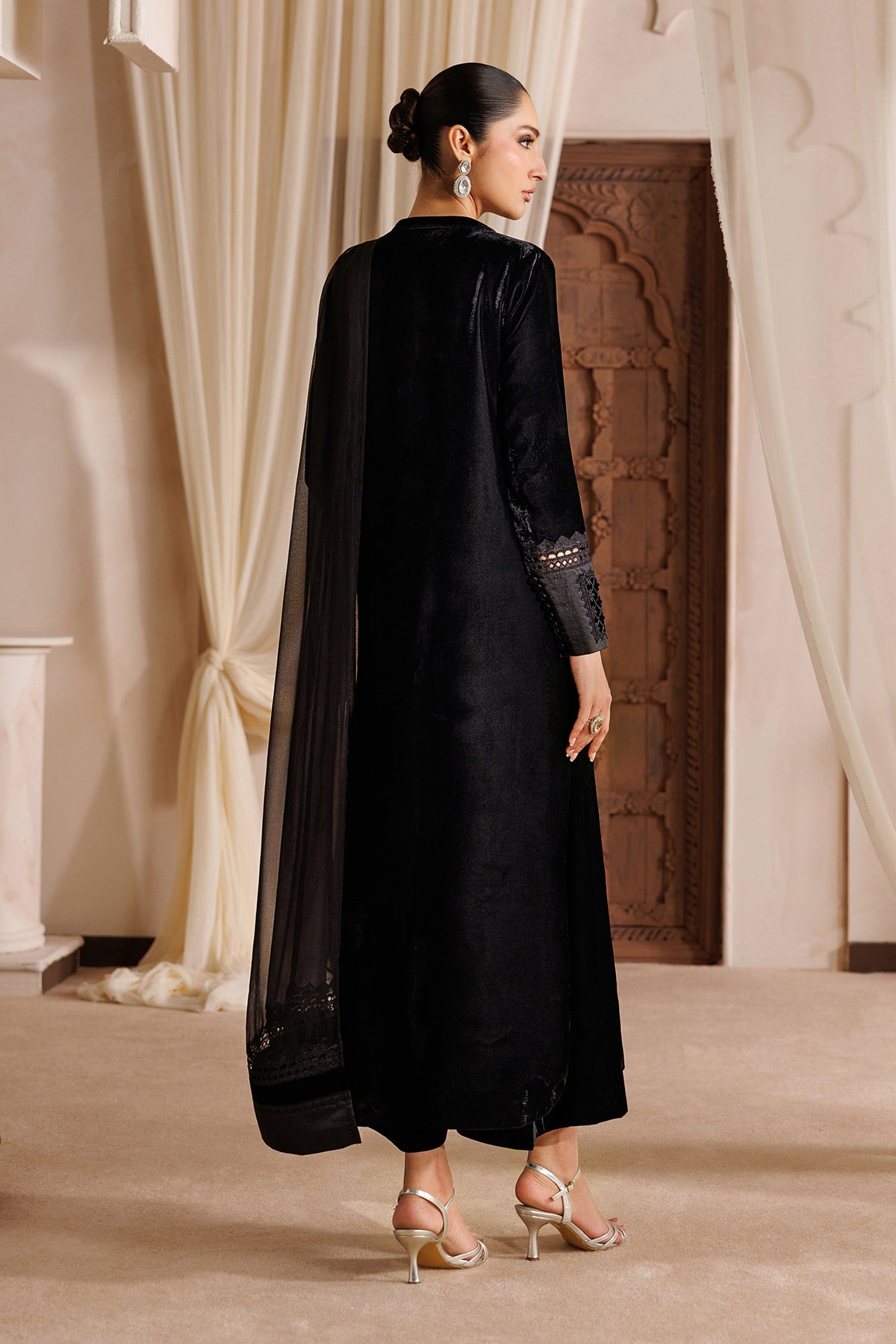 EMBROIDERED VELVET EN-1387