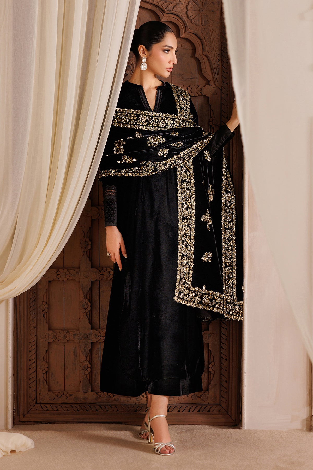 EMBROIDERED VELVET SHAWL VS-71